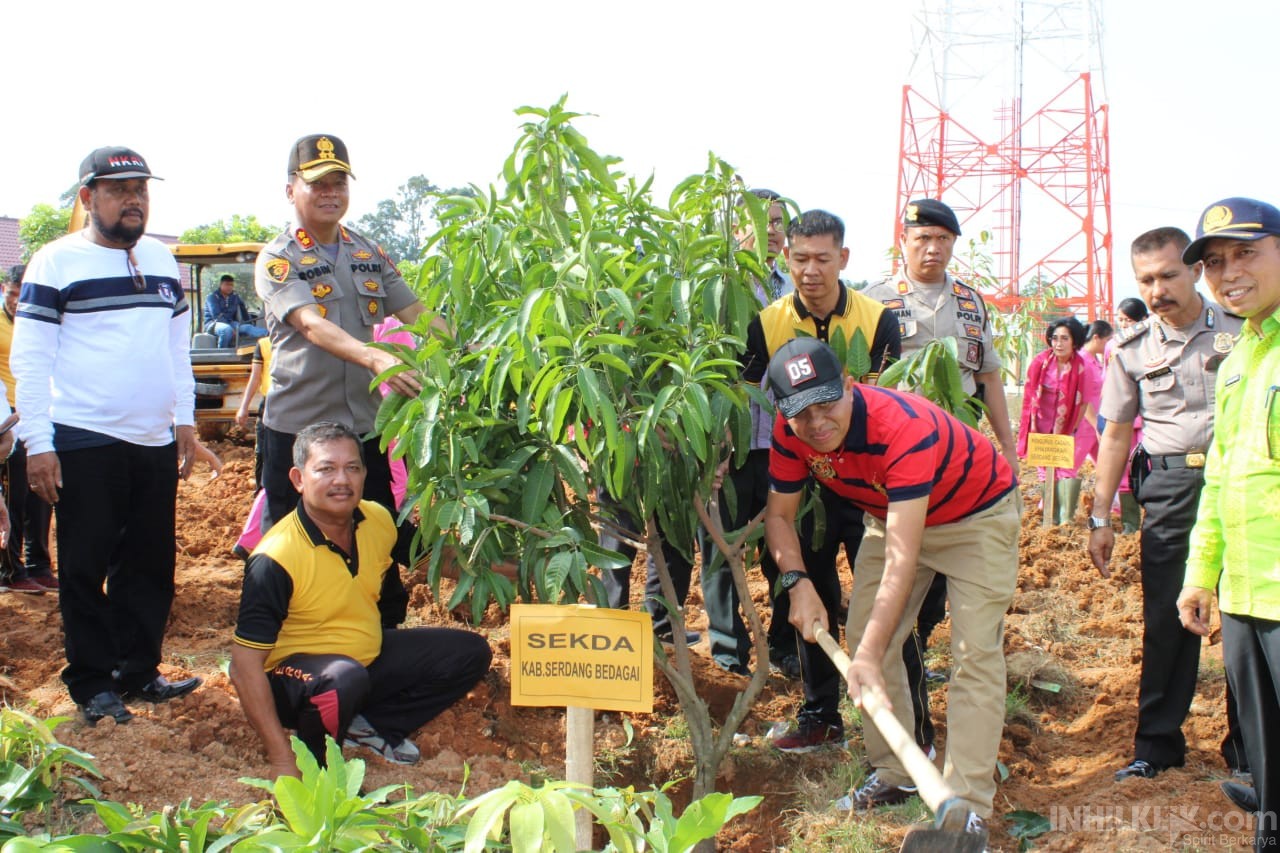 Peduli Lingkungan, Kapolres bersama Pemkab Sergai Tanam Ratusan Pohon