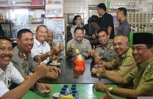 Di Sela Sela Coffe Break, Syamsudin Uti Curi Perhatian Gubri Soal Jalan Rusak