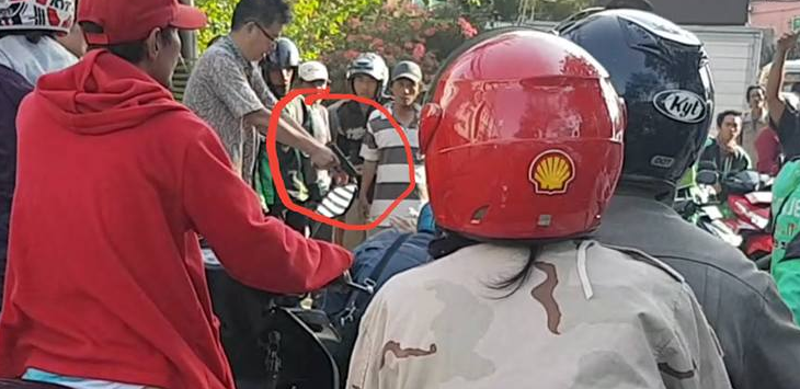 Ngeri! Warga Keturunan Todongkan Pistol ke Seorang Pria