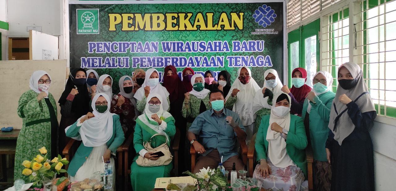 Disaksikan Fatayat NU, Disnaker Riau Serahkan Bantuan Mesin Jahit