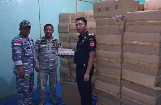 TNI AL dan BC Bengkalis Sita 200 Ribu Bungkus Rokok Tanpa Cukai