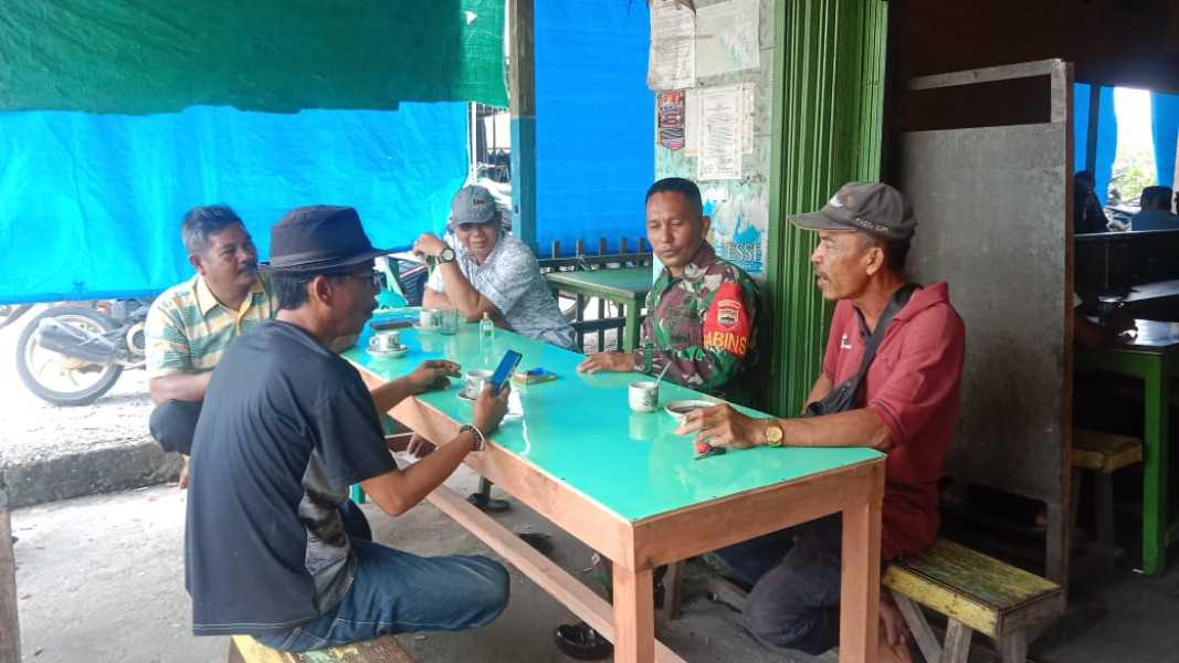 Babinsa Koramil 05/GAS Kopda Umar Nasution Komsos bersama Pemuda dan Masyarakat