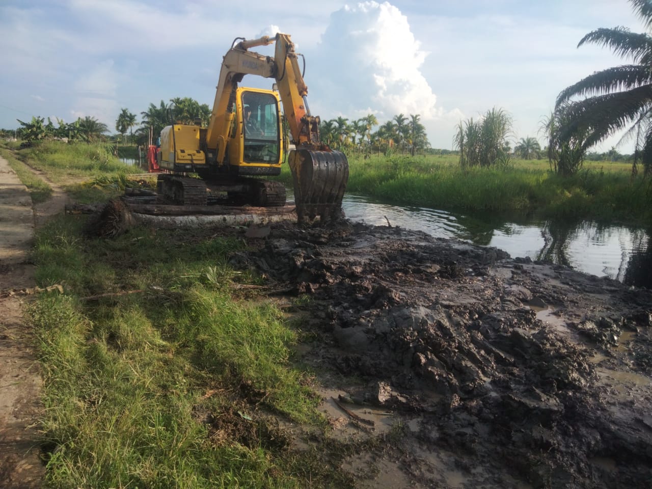 Bantu Masyarakat, Kodim 0314/Inhil Lakukan Normalisasi Parit di Dua Desa
