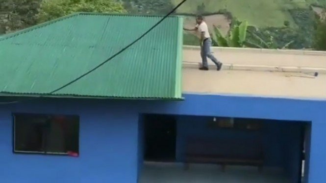 Keren Banget! Atap Rumah Pria ini Bisa Digeser, Warganet Bingung