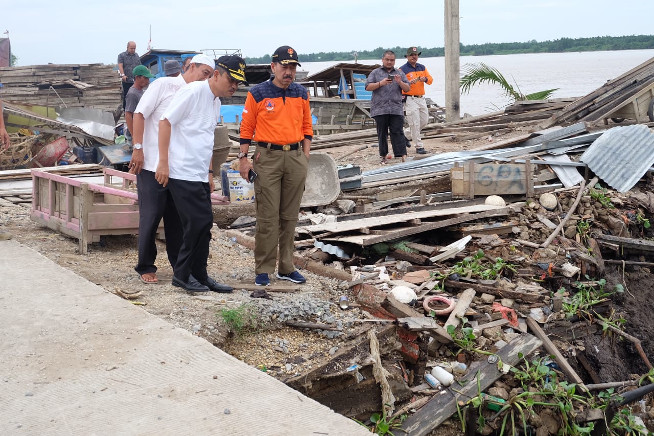 Sekdaprov Riau bersama BPBD Riau Tinjau Lokasi Longsor di Inhil