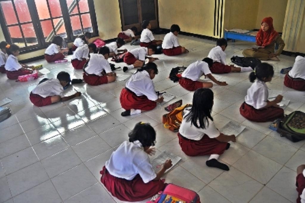 Miris,, Tak Punya Meja dan Kursi, Murid SD 018 Inhu Hanya Bisa Belajar Dilantai