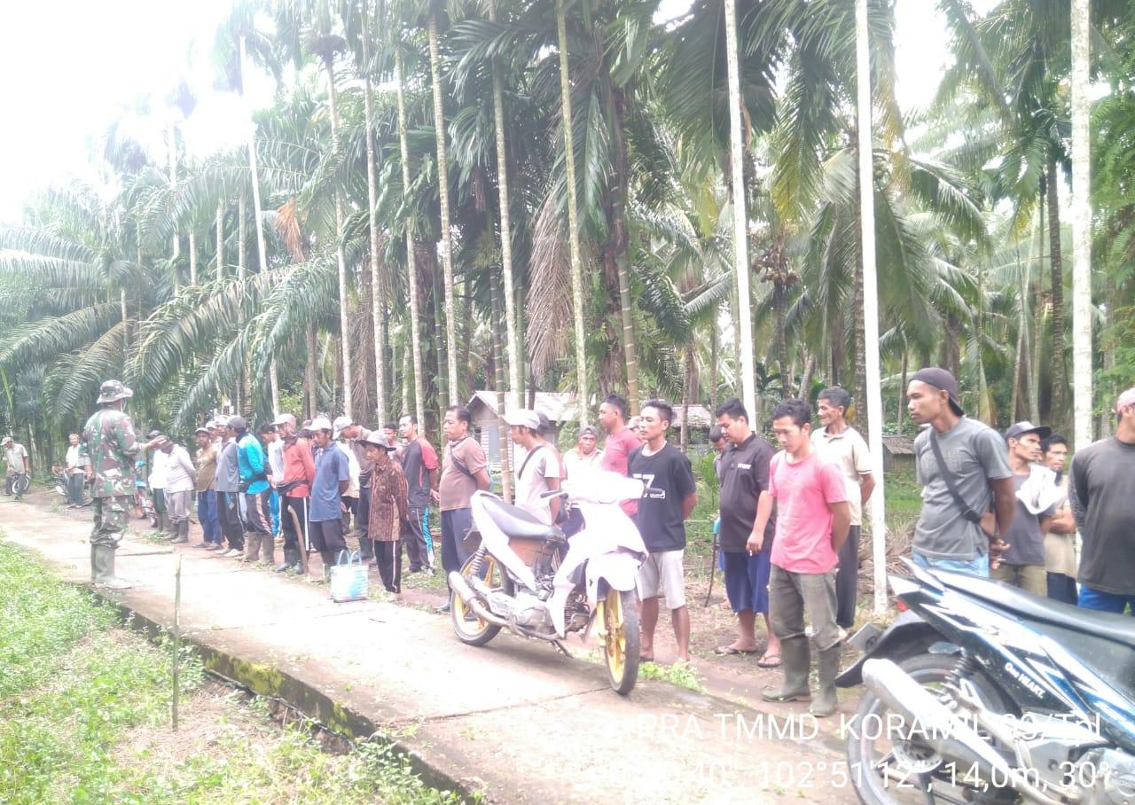 Masyarakat Teluk Kiambang Antusias Gotong Royong Bersama TNI