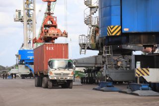 20 Kontainer Logistik Pemilu Untuk Riau Tiba di Pelindo Siak