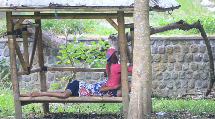 Di Parkiran Rumah Bupati, 2 Pasangan Ini Asyik Pacaran dan Berbuat Mesum