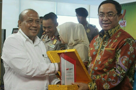 Pekanbaru MX Berikan Penghargaan Award Kepada Bupati Inhil