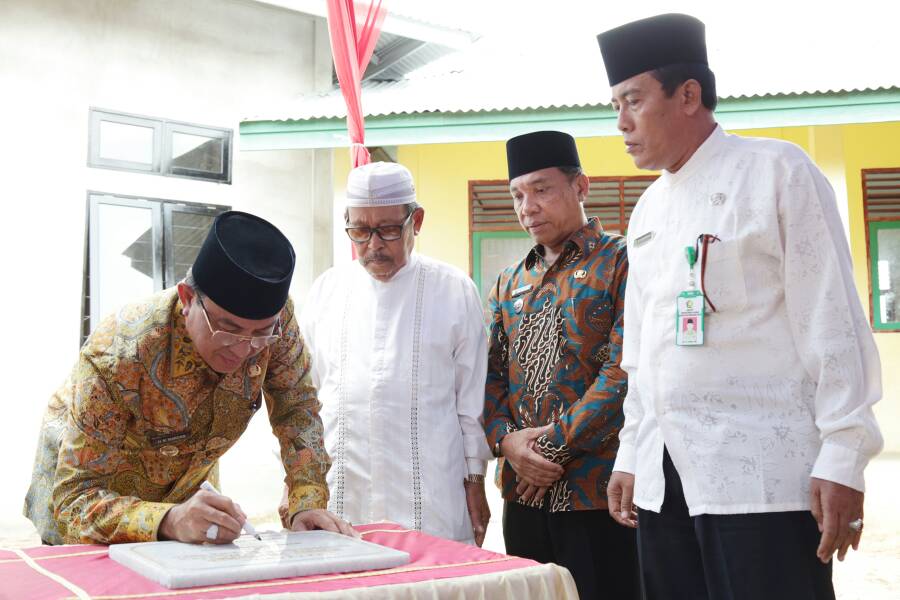 Bupati Inhil M Wardan Resmikan Musholla An-Nahar Tembilahan Hulu