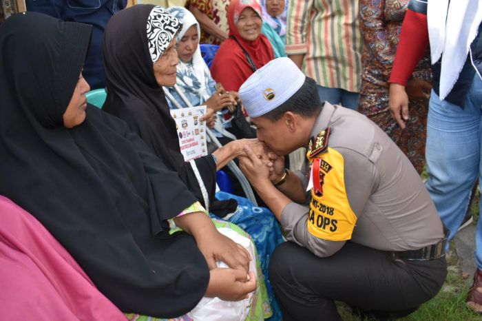 Tetesan Air Mata Nek Khadijah Merangkul Wakapolresta Pekanbaru