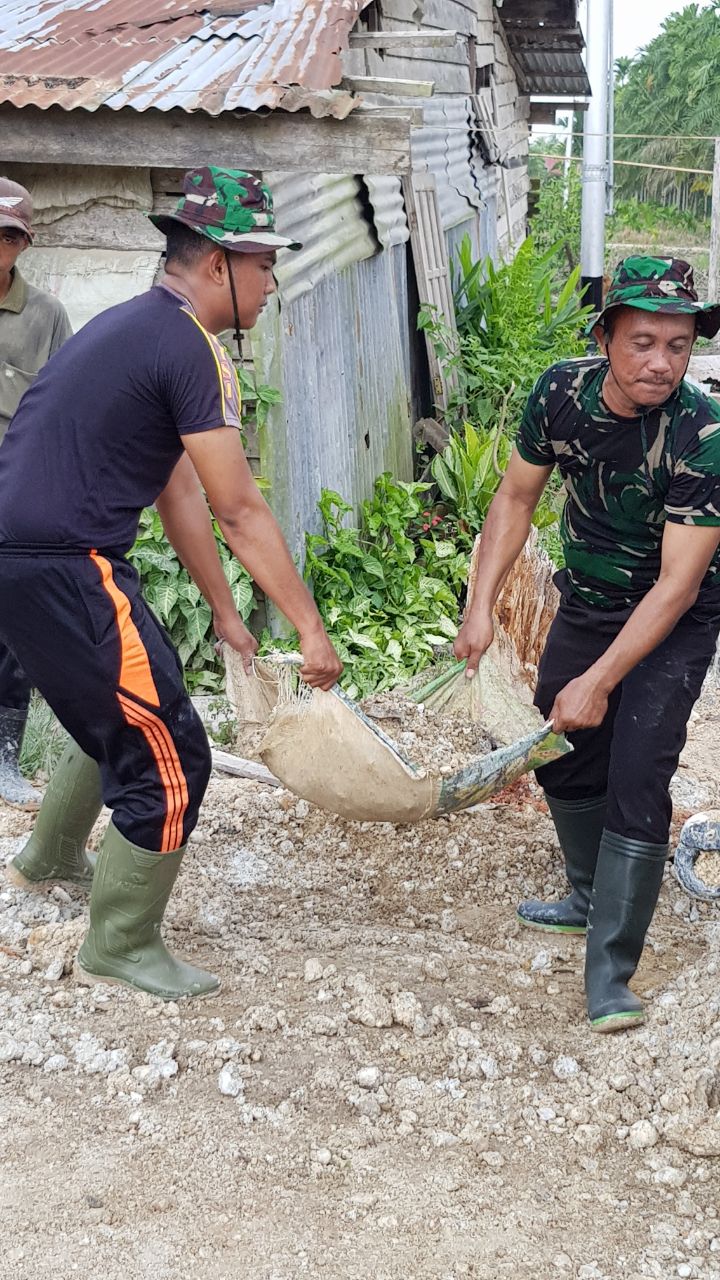 Solid, TNI dan Polri Serta Masyarakat Bahu Membahu Sukseskan  Program TMMD di Inhil
