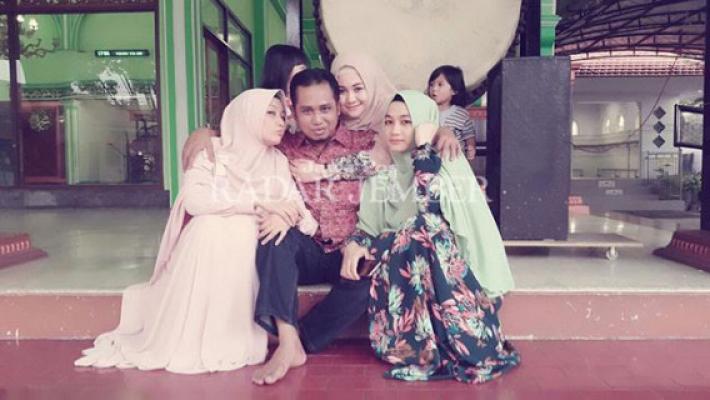 Satu Atap Tiga Cinta, Istri Berebut Buat Jamu Kuat
