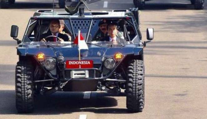 Canggihnya Jip Tempur Lokal yang Dipakai Jokowi