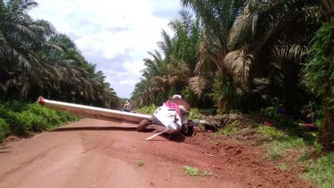 Pesawat Jatuh Ketika Sedang Digunakan Memupuk Kebun Sawit