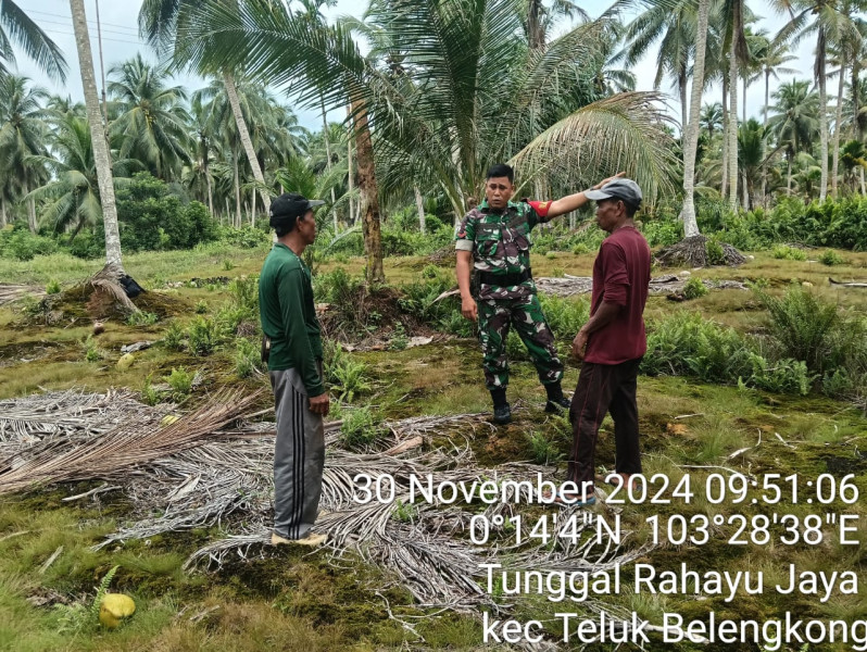 Babinsa Koramil 06/Kateman Patroli Karhutla Bersama Warga Tunggal Rahayu Jaya