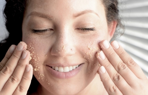 Selain Tubuh, Bagian Wajah dan Bibir Juga Perlu Scrubbing