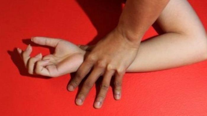Istri Pergoki Suami 'Tiduri' Anak Gadisnya, 'Langsung Kabur Tanpa Celana'