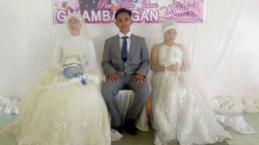 Seorang Pria Nikahi Dua Wanita Sekaligus ini Viral, Ini Fotonya...