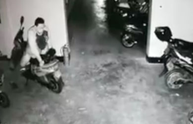 Pria Genjot Motor Terekam CCTV, Kelainan Seks Kali ya?