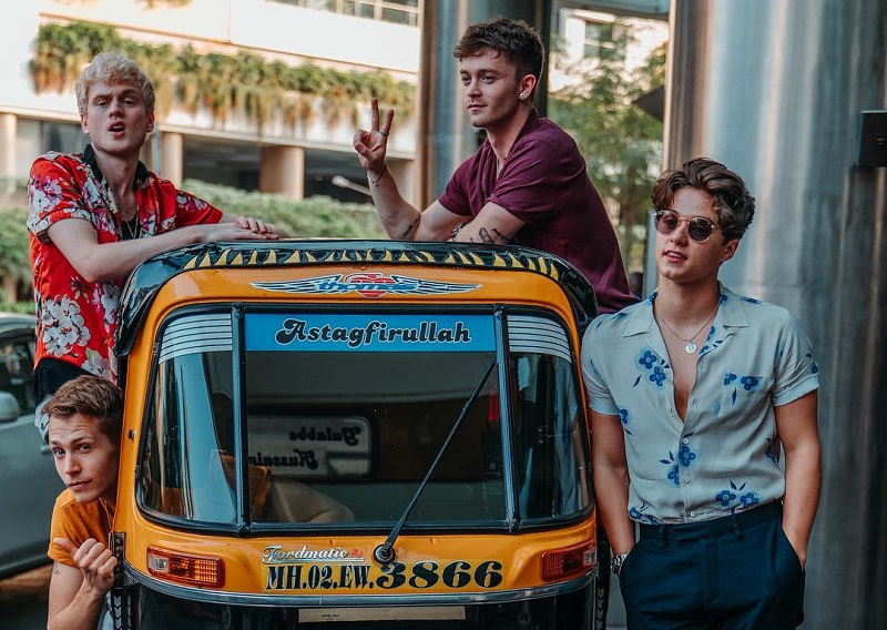 Viral! Jalan-Jalan di India, Personel The Vamps Berfoto dengan Bajaj Berstiker Astaghfirullah