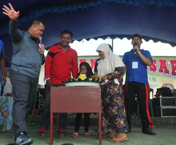 Dinda Amelia Terima Nasi Tumpeng dari Bupati Yopi