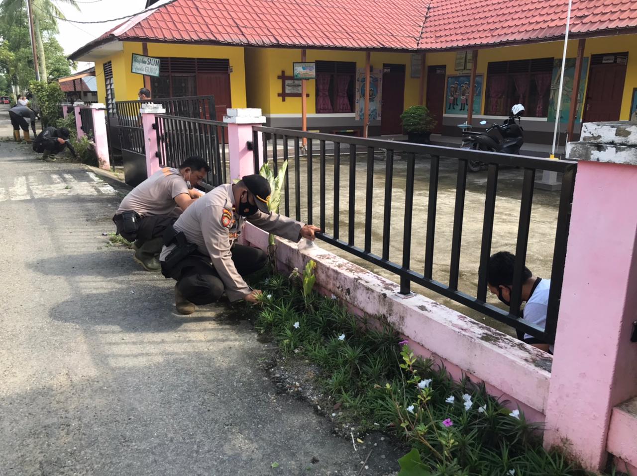 Bentuk Kebersamaan, Kapolres Inhil dan Anggota Gotong Royong