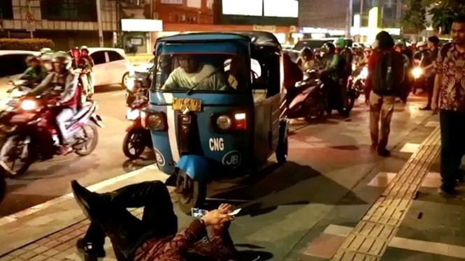 Tidur di Trotoar, Pria Ini Dianggap Pahlawan