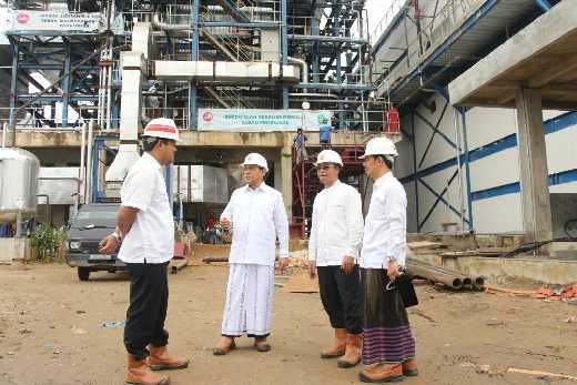 Kenakan Kain Sarungn, Achmad Kunjungi PLTU Tembilahan
