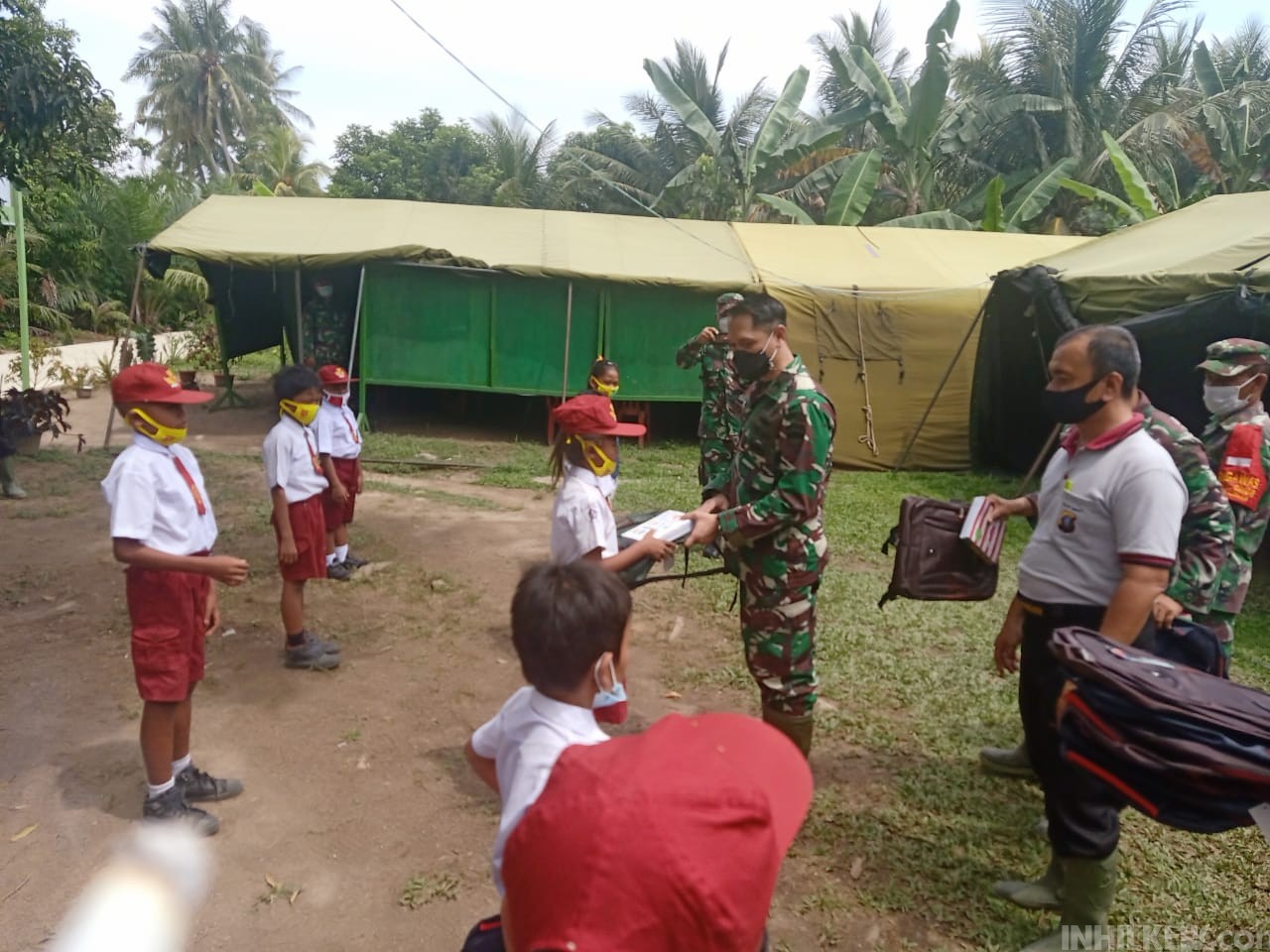 Satgas TMMD 111 Kodim 0204 Deli Serdang Bagikan Buku dan Tas sekolah  ke Anak-anak Sekolah Dasar di Desa Mabar