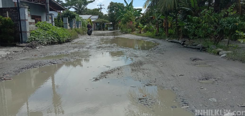 Masyarakat Desa Sei Nagalawan Keluhkan Jalan yang Rusak dan Berlobang