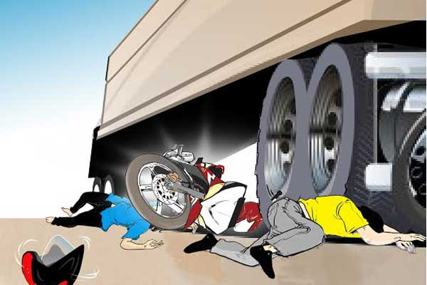 Gagal Nyalip, Dua Pengendara Motor Tewas Terlindas Truk Tangki, Tubuhnya Hancur