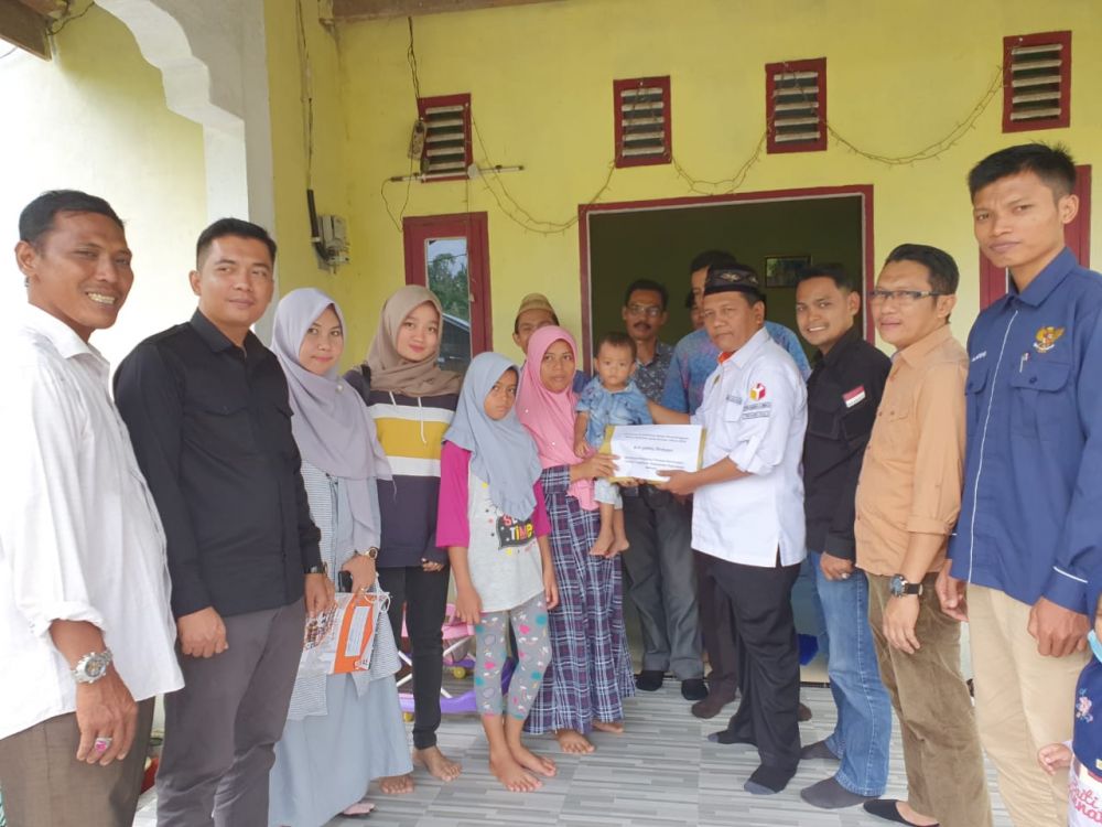 Bawaslu Santuni Pengawas Pemilu yang Meninggal di Meranti