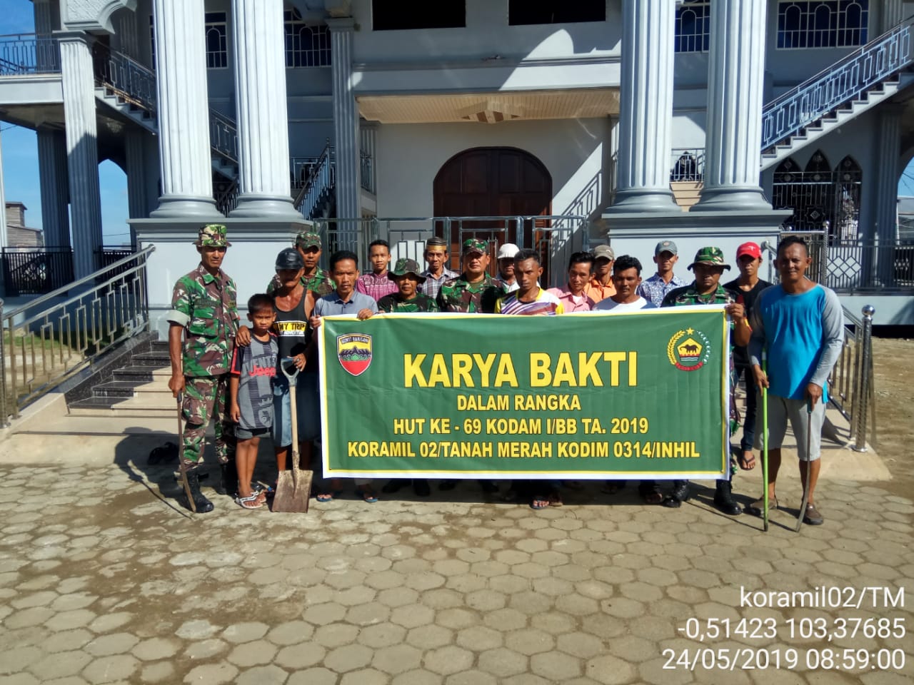 Koramil 02/Tanah Merah Goro Bersihkan Mesjid