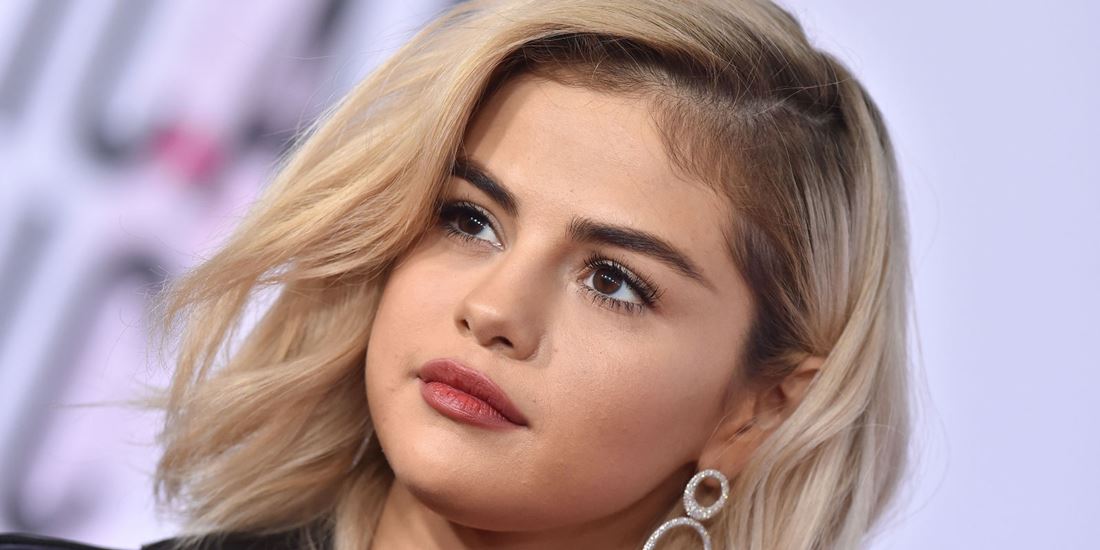Selena Gomez Pakai Sepatu Mirip Kaus Kaki, Ternyata Harga Fantastis