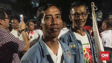 Jokowi 'KW' Laris Diajak Berfoto di KPU