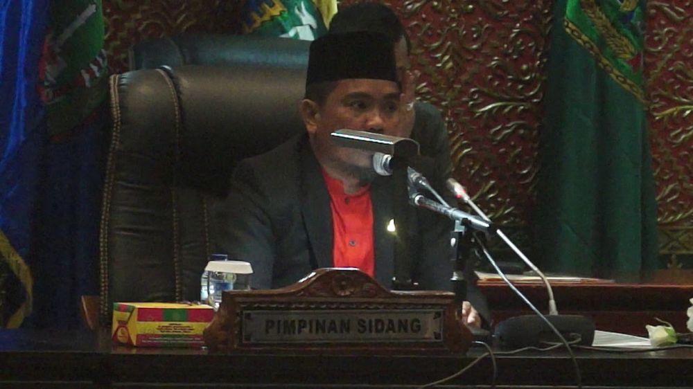Anggota Dewan Menangis Saat Bahas Asap