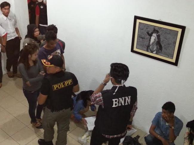 Razia, BNNP Riau Amankan Senjata Api, Samurai, dan 9 Orang Positif Narkoba