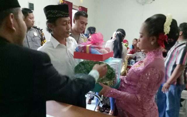 Curi Gensat Buat Nikahi Pacar yang Hamil 8 Bulan, Pria Ini Malah Jadi Nikah di Kantor Polisi