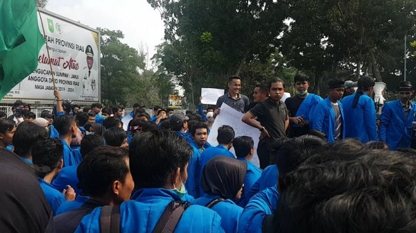 Tolak Revisi UU KPK, Ratusan Mahasiswa UIR Serbu DPRD Riau