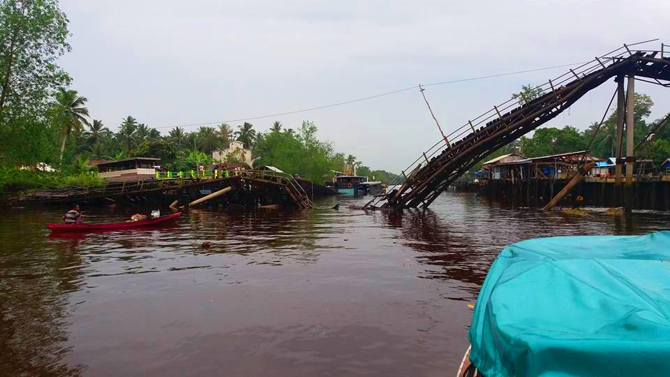 Jembatan di Desa Bente Mandah Inhil Roboh, Seorang Pelajar Jatuh Bersama Motornya