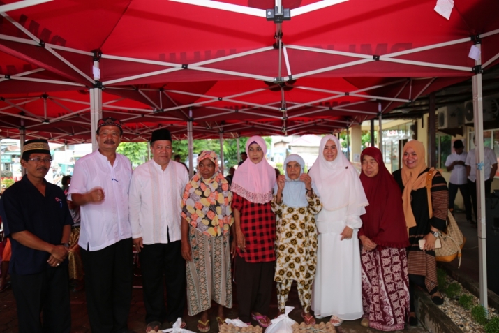 Memperingati HUT PMI Inhil Serahkan Bantuan Bagi Masyarakat Miskin