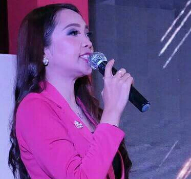 Vivien, Moderator Cantik di Debat Publik Pilkada Inhil