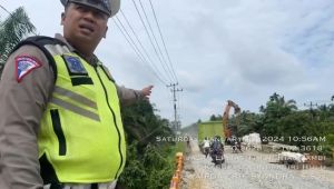 Arus Sungai Deras di Inhu Riau, Sebabkan Jembatan Sei Solok KM 183 Amblas