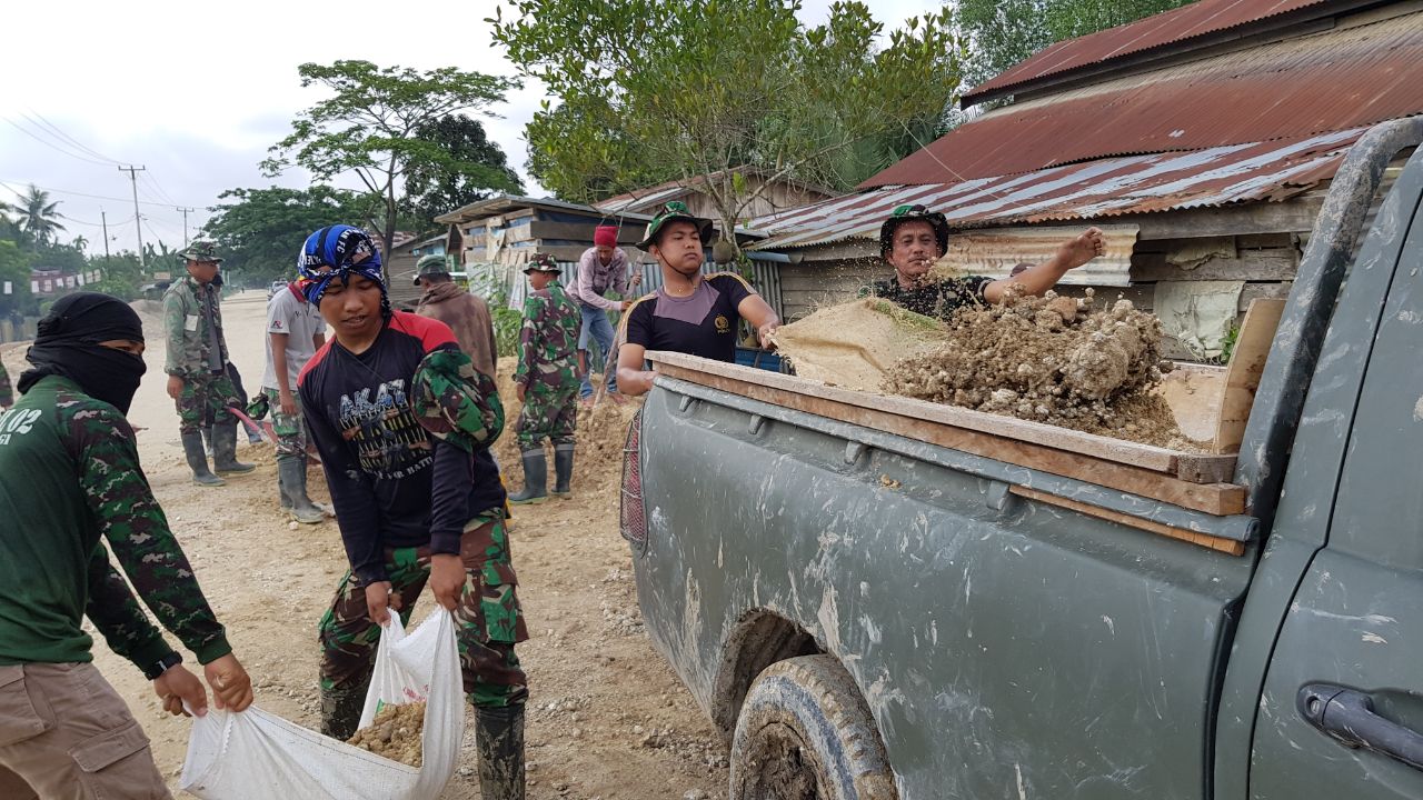 Tidak Hanya Masyarakat, Polisi juga Bercibaku Sukseskan TMMD ke 101