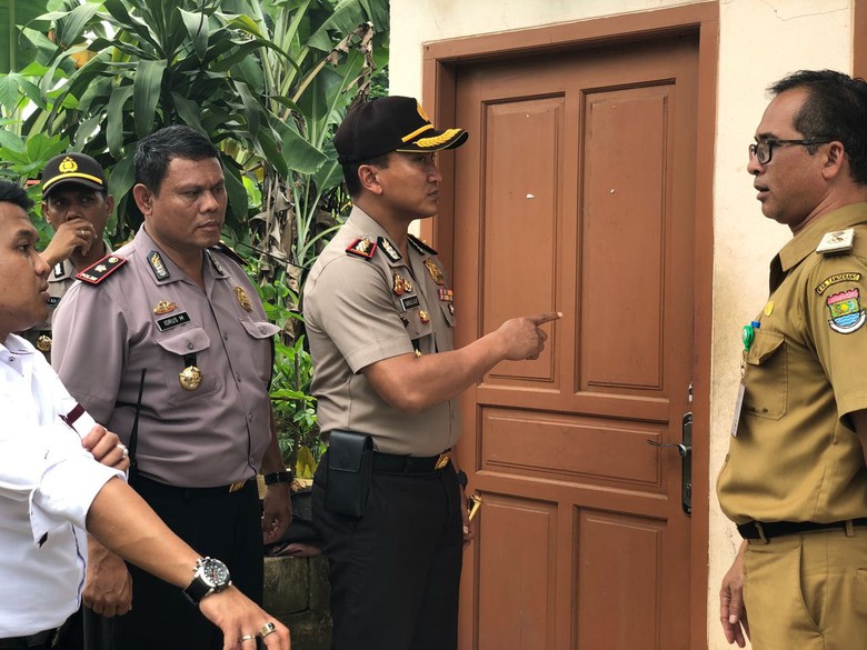 Usai Menelanjangi dan Arak Pasangan Kekasih ini, Warga Bilang 'Ayo Selfie!'