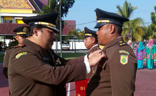 Dua ASN Kejari Bengkalis Terima Penghargaan Pengabdian dari Presiden