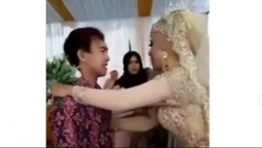 Bercucuran Ari Mata! Datangi Nikahan Mantan, Pria Ini Disambut Pelukan Haru