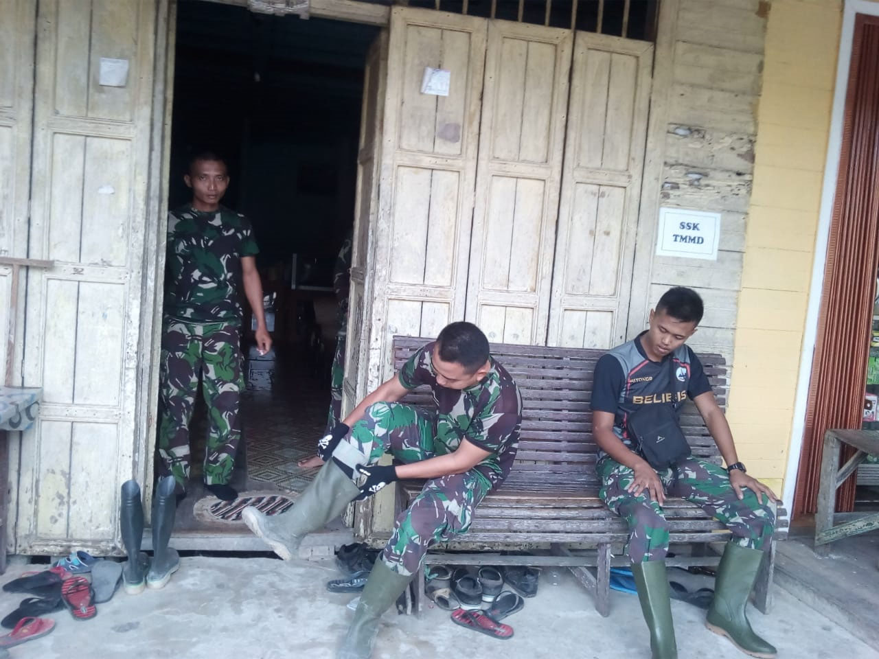 Ketika Prajurit TMMD ke 106 Kodim 0314/Inhil Menginap di Rumah Warga